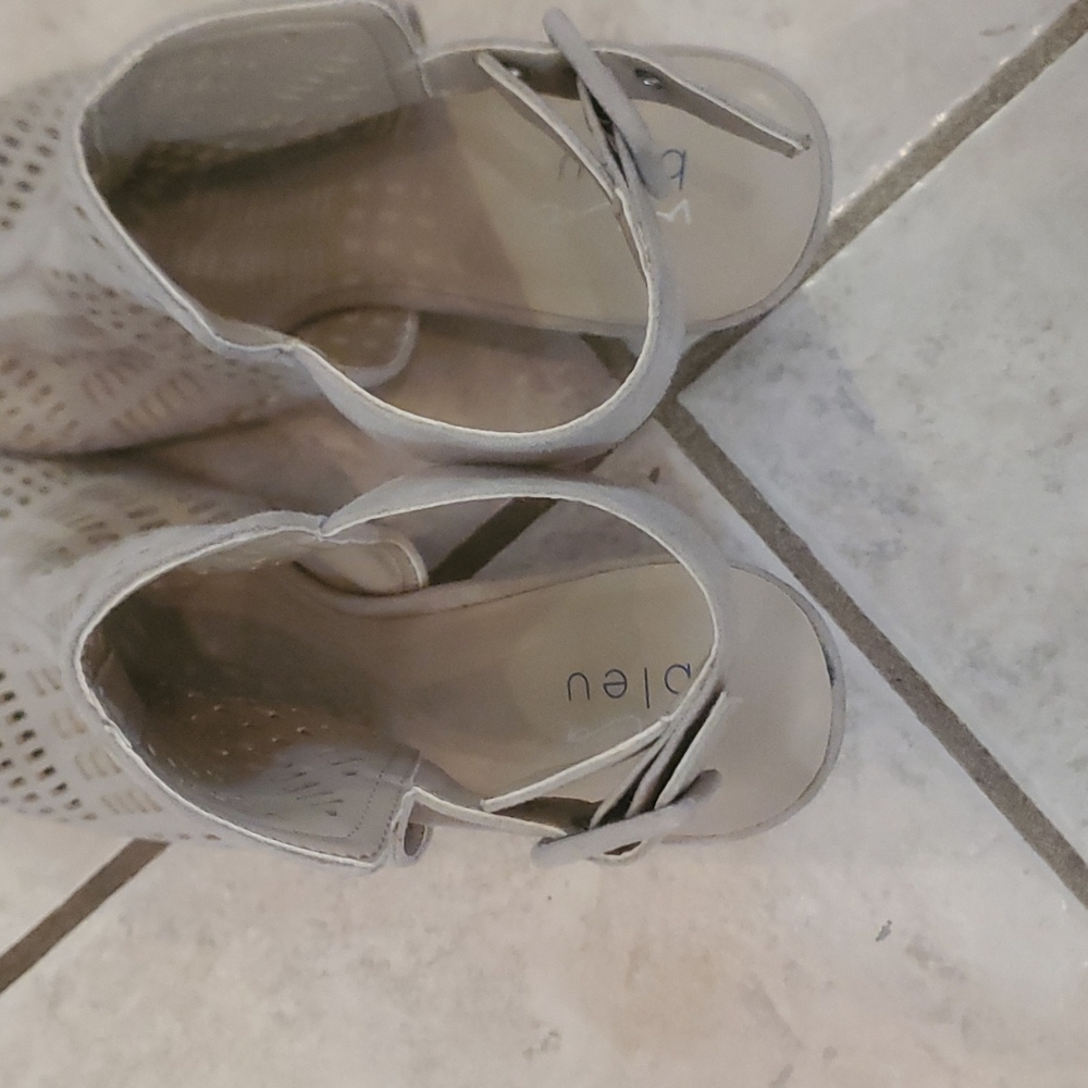 EUC LIKE NEW B.L.E.U Beige Laser Cut Perforated wedge Sandals ROSINA Beige Sz.9 - Picture 7 of 9